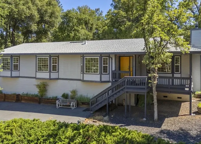 New Listing - 5Bd 3Ba Retreat For A Large Group