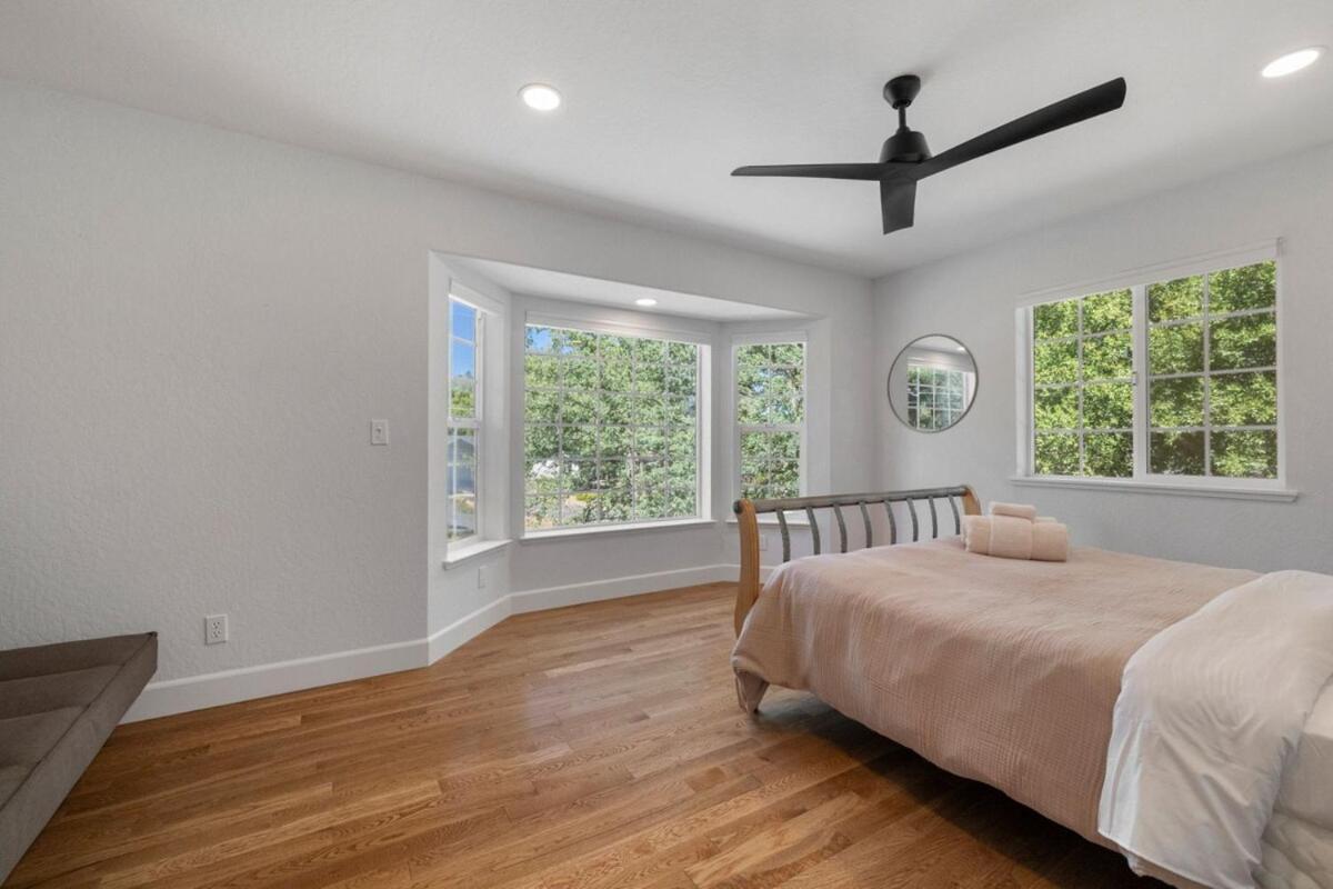 New Listing - 5Bd 3Ba Retreat For A Large Group *